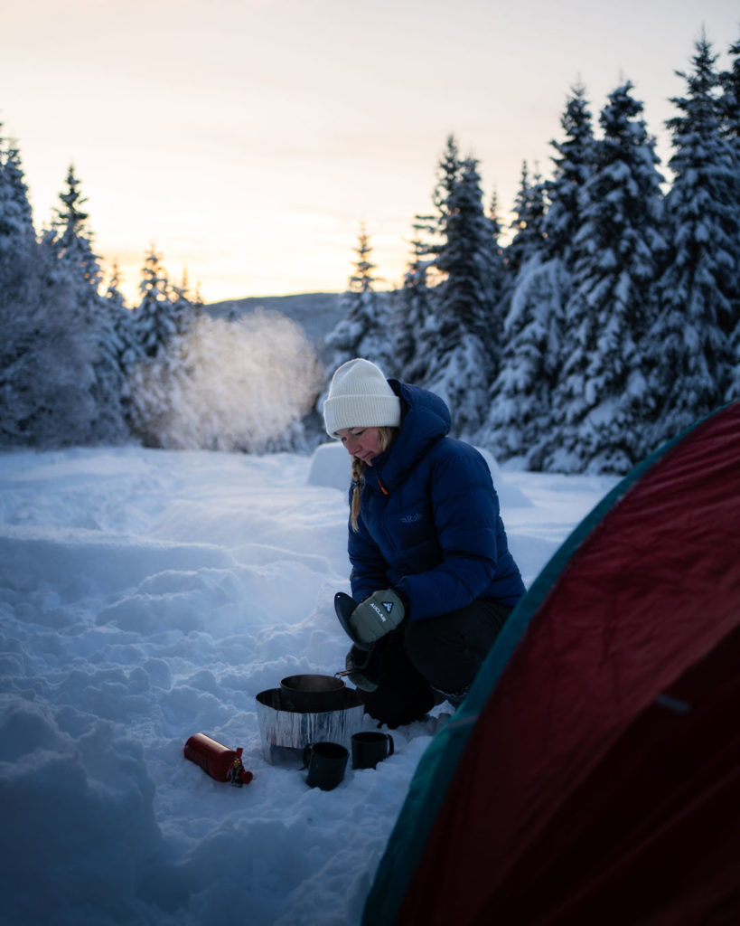 WOMAN-COOKING-CAMPING-WINTER